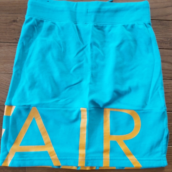 Gorgeous girls Nike skirt - Picture 2 of 2